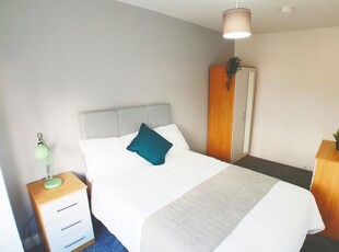 Room to rent in Tennal Road, Birmingham B32