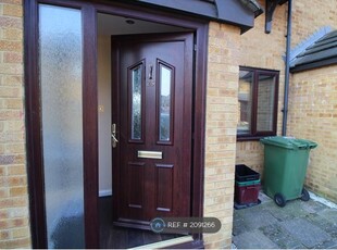 Terraced house to rent in Drummond Close, Erith DA8