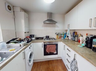 Terraced house to rent in Viaduct Road, Brighton BN1
