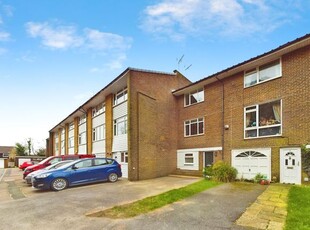 Town house to rent in Dale Close, Horsham RH12