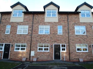 Town house to rent in Queens Court Road, Stoke-On-Trent ST4