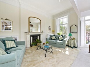 1 bedroom flat for rent in Royal Crescent, London, W11