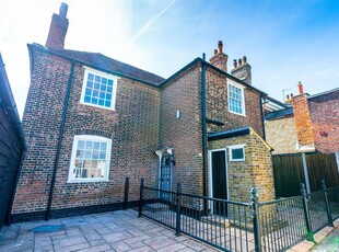 2 bedroom detached house for rent in St. Margarets Street, Rochester, ME1