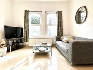 2 bedroom flat for rent in 2 bed in Edith Road, W14