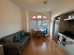 2 bedroom flat for rent in Fulham Palace Road, Hammersmith/Fulham, SW6