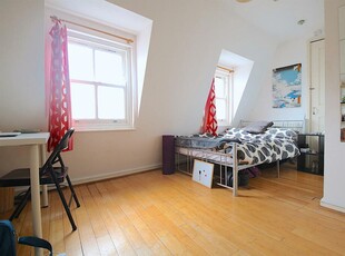 2 bedroom flat for rent in Mile End Road, London, E1