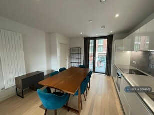 2 bedroom flat for rent in Royal Crest Avenue, London, E16
