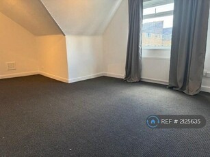2 bedroom flat for rent in Sunningfields Road, London, NW4