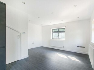 2 bedroom flat for rent in Sweeps Lane, Orpington, BR5