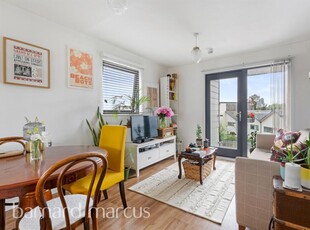2 bedroom flat for sale in Cairns Avenue, London, SW16