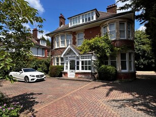 2 bedroom ground floor flat for sale in Portchester Road, Bournemouth, Dorset, BH8