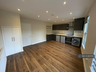 2 bedroom maisonette for rent in High Street, London, N8