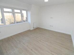 2 bedroom maisonette for rent in High Street, West Wickham, BR4