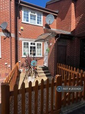 2 bedroom terraced house for rent in Ambleside Drive, Feltham, TW14