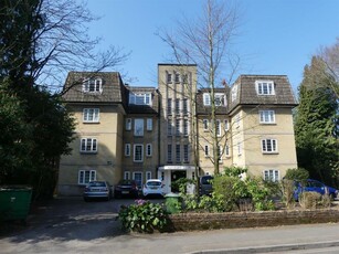 3 bedroom apartment for rent in Hulse Road, Southampton, SO15