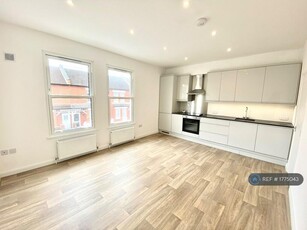 3 bedroom flat for rent in Chiswick, London, W4