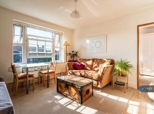 3 bedroom flat for rent in Green Hundred Road, London, SE15