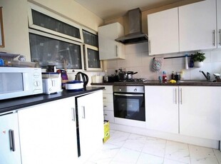 3 bedroom flat for rent in Hounslow Road, Feltham, TW14