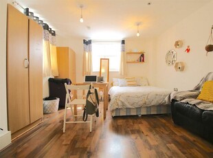 3 bedroom flat for rent in Mile End Road, London, E1