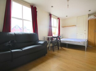 3 bedroom flat for rent in Mile End Road, London, E1