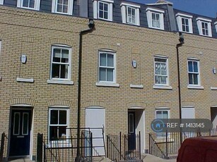 3 bedroom terraced house for rent in St. Matthews Gardens, Cambridge, CB1