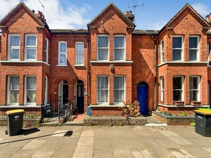 3 bedroom terraced house for sale in Dudley Street, Bedford, MK40