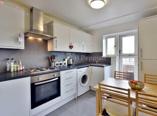 4 bedroom apartment for rent in New North Road, Islington, N1