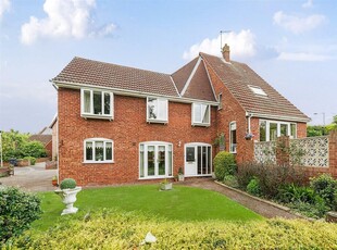 4 bedroom detached house for sale in Trent Road, Bedford, MK41