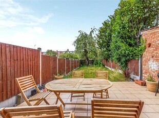 4 bedroom end of terrace house for rent in Beechcroft Road, London, SW17