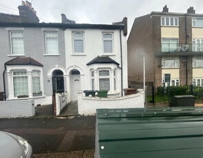 4 bedroom end of terrace house for rent in Carlton Road, London, E17