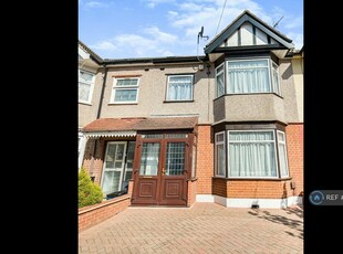4 bedroom terraced house for rent in Belfairs Drive, Romford, RM6