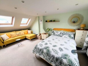 4 bedroom terraced house for rent in Douglas Avenue, London, E17