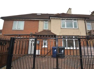 5 bedroom semi-detached house to rent London, W5 4JH