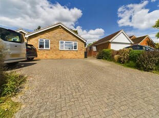 Bungalow to rent in Forlease Road, Maidenhead, Berkshire SL6