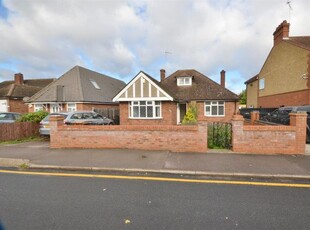 Detached bungalow to rent in Onslow Road, Luton LU4