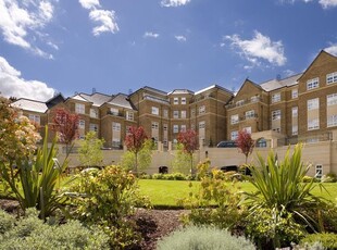 Flat for sale in Mountview Close, London NW11