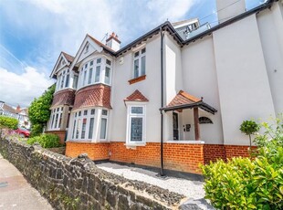 Flat for sale in Woodfield Gardens, Leigh-On-Sea SS9