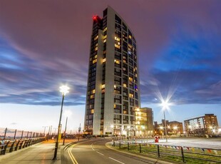 Flat to rent in Alexandra Tower, Princes Parade, Liverpool L3