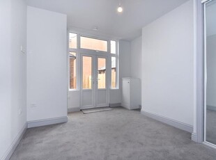 Flat to rent in Banbury, Oxfordshire OX16