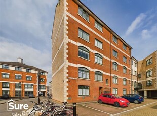 Flat to rent in Clifton Court, Corner Hall, Hemel Hempstead, Hertfordshire HP3