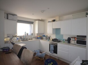 Flat to rent in Cranbrook Road, Ilford IG2