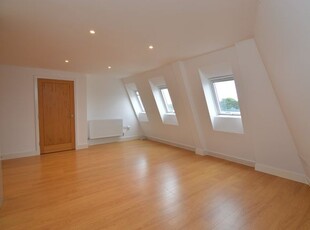 Flat to rent in Crockhamwell Road, Woodley RG5