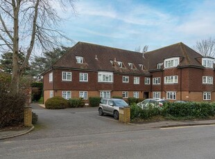 Flat to rent in Grove Road, Beaconsfield HP9
