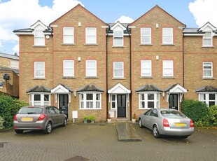 Flat to rent in Heather Place, Esher KT10