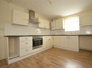 Flat to rent in High Street, Raunds, Northamptonshire NN9
