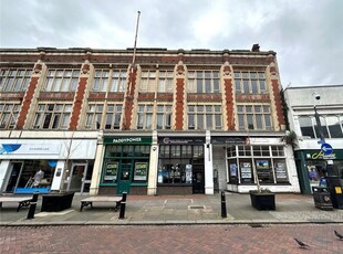 Flat to rent in High Street, Rochester, Kent ME1