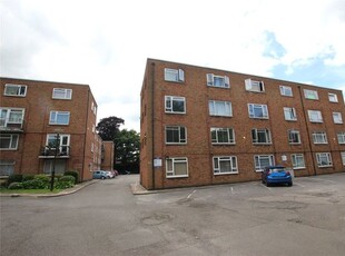 Flat to rent in High Street South, Dunstable, Bedfordshire LU6
