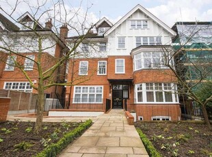 Flat to rent in Lyndhurst Road, Hampstead NW3
