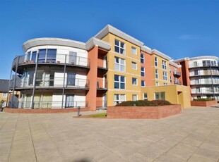 Flat to rent in Monarch Way, Ilford IG2