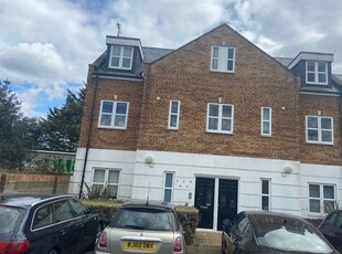 Flat to rent in Napier Road, Ashford TW15